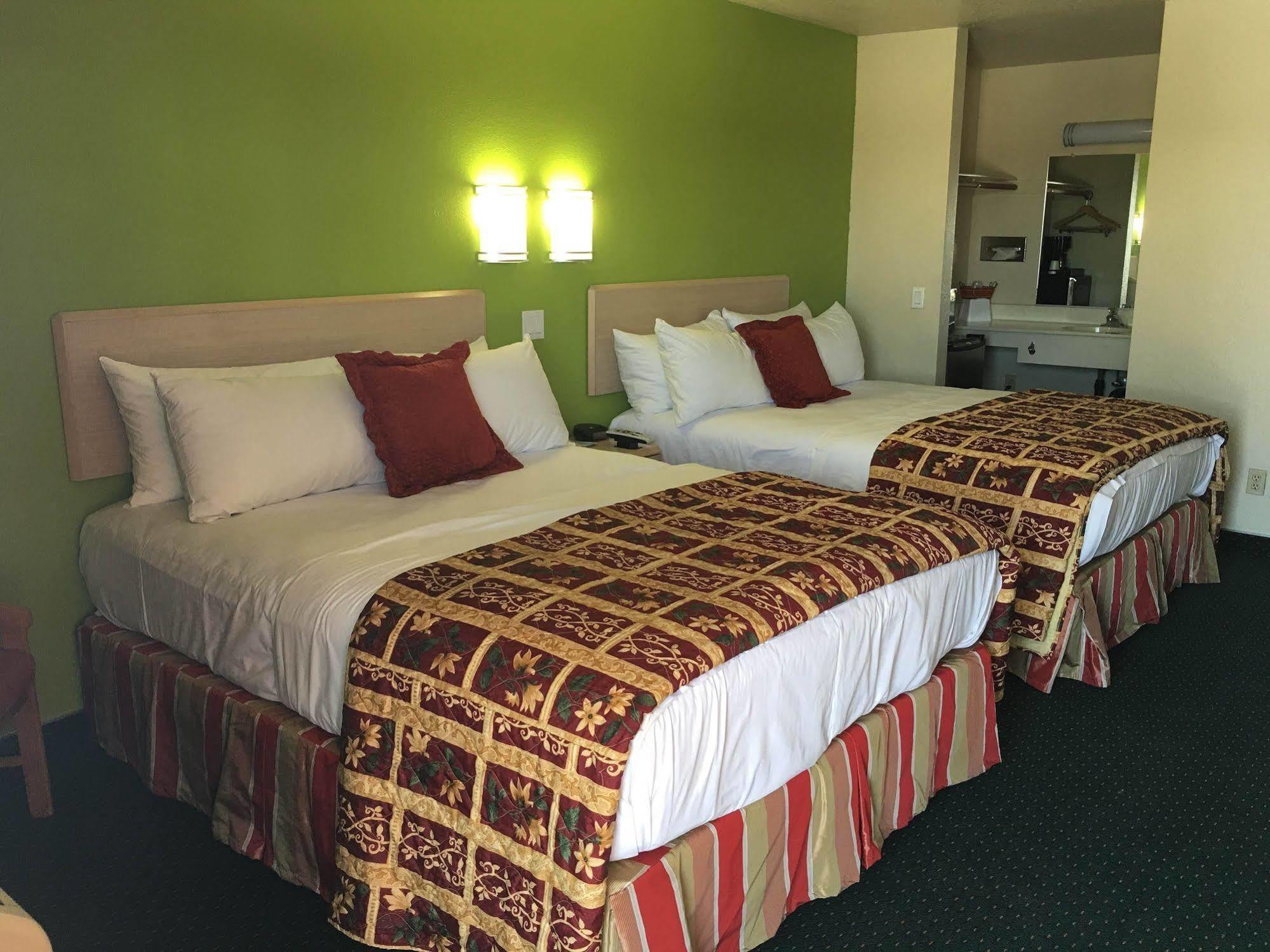 California Inn Hotel And Suites Adelanto Us 395 Exteriér fotografie